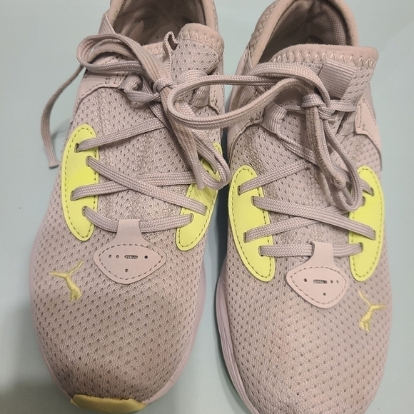 Puma kids sneakers size 2.5 - Picture 3 of 6